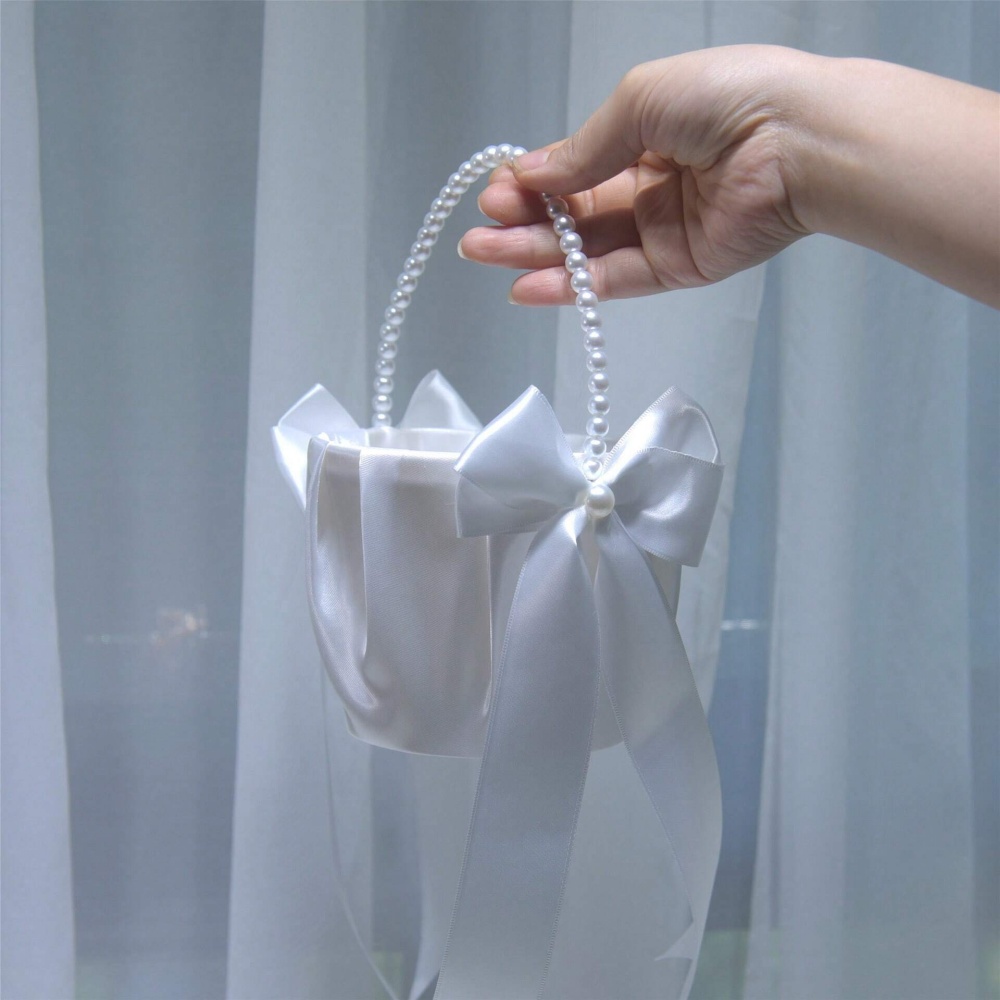 Wedding Hampers - سلة زهور بيضاء من الساتان مزينة