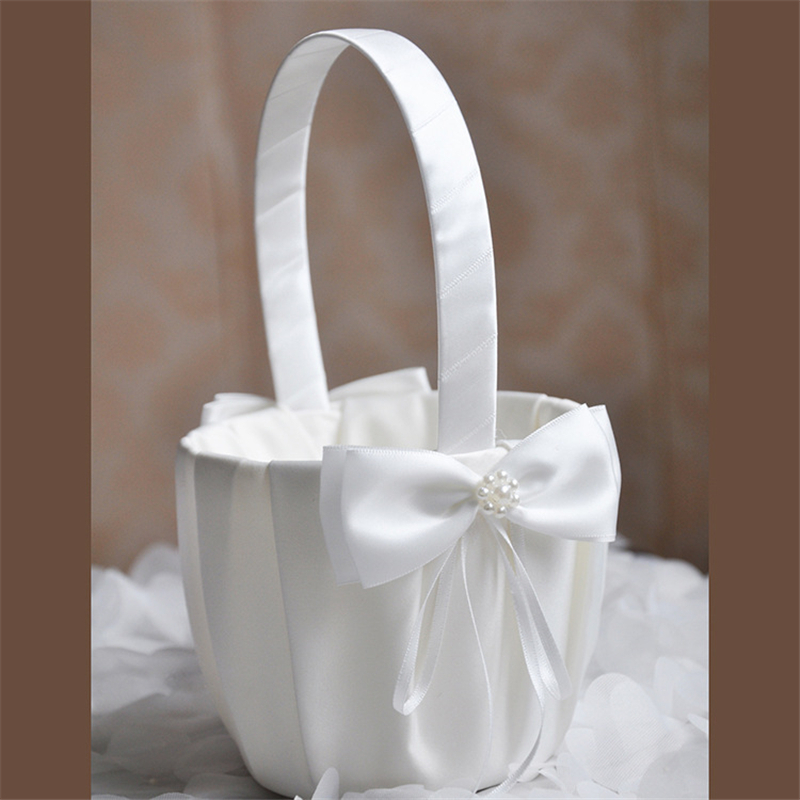 سلة زهور بيضاء للفتيات مزينة ب - مراجعة Wedding Hampers وسعره