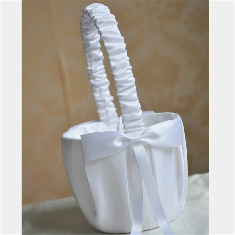 سلة زهور بيضاء للفتيات مزينة ب - مراجعة Wedding Hampers وسعره