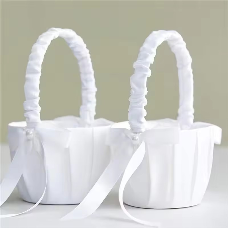 سلة زهور بيضاء من الساتان مع ف - مراجعة Wedding Hampers وسعره