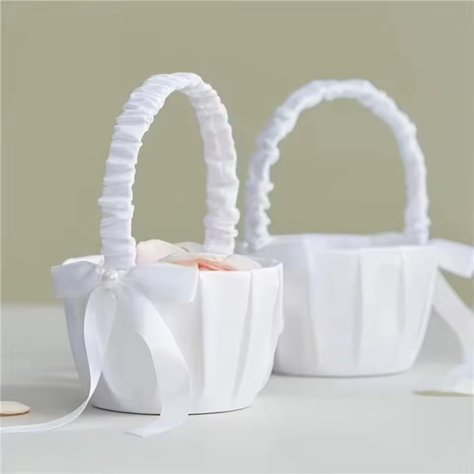 سلة زهور بيضاء من الساتان مع ف - مراجعة Wedding Hampers وسعره
