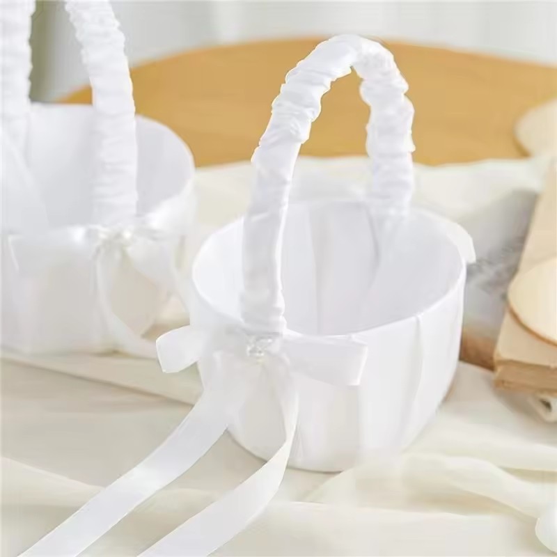 سلة زهور بيضاء من الساتان مع ف - مراجعة Wedding Hampers وسعره
