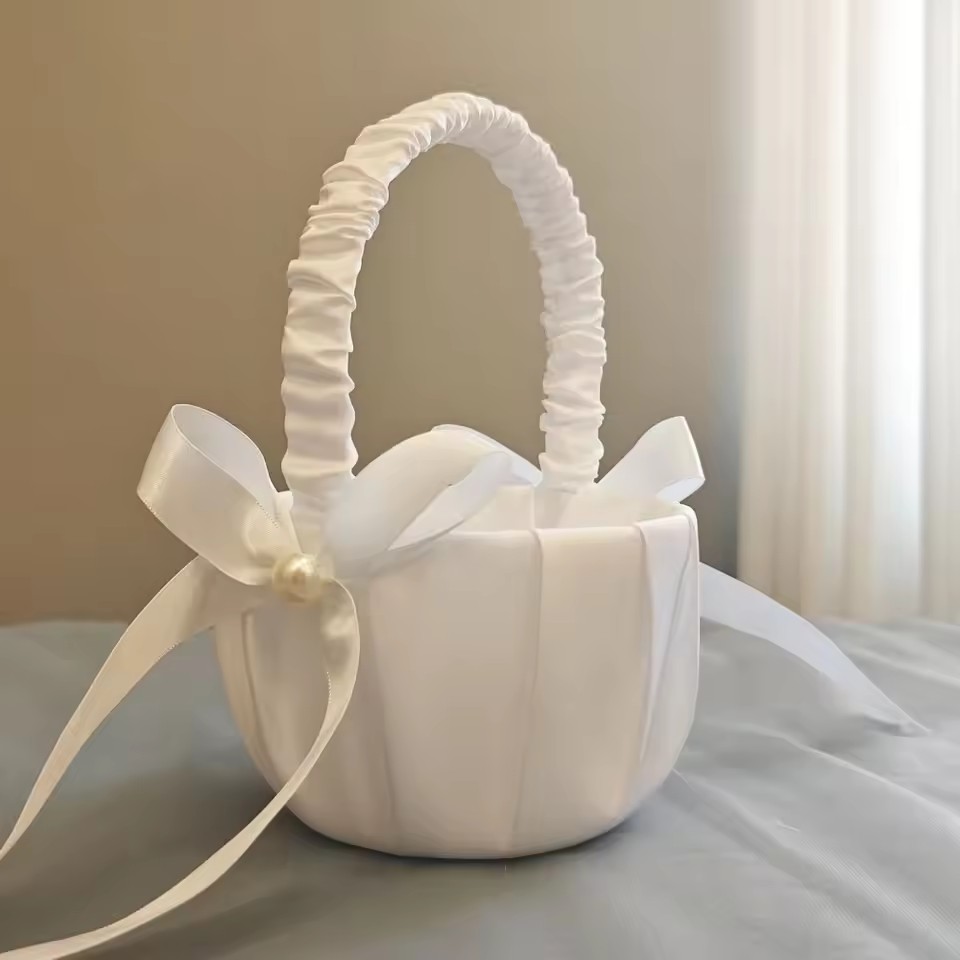 سلة زهور بيضاء من الساتان مع ف - مراجعة Wedding Hampers وسعره