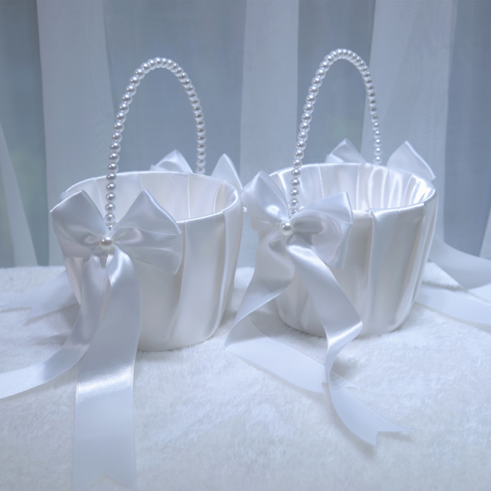 سلة زهور بيضاء من الساتان مزين - مراجعة Wedding Hampers وسعره