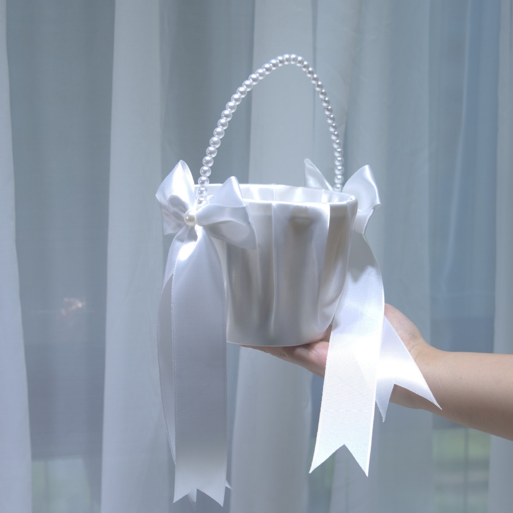 سلة زهور بيضاء من الساتان مزين - مراجعة Wedding Hampers وسعره